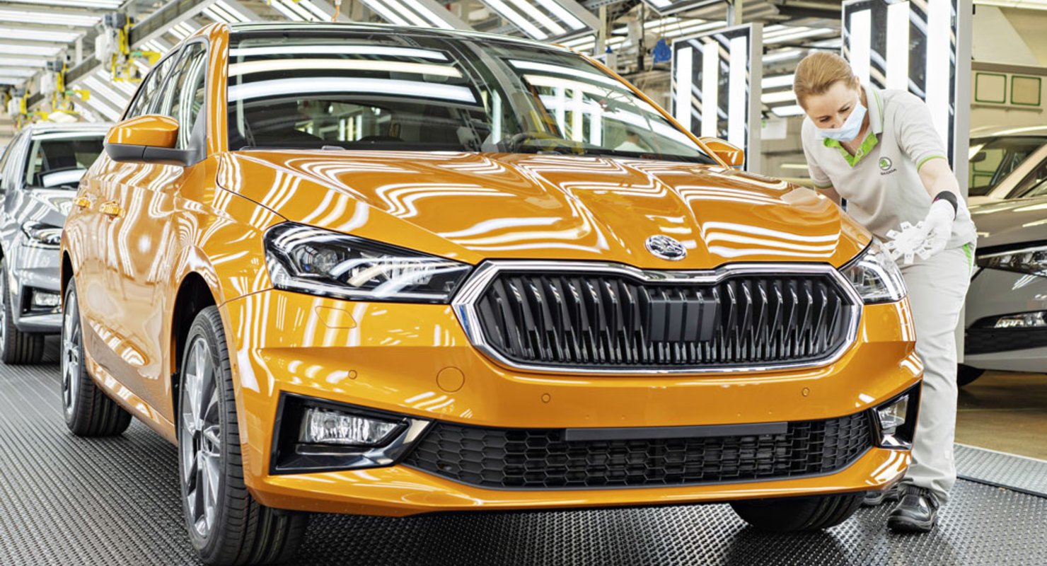 Марка Skoda сократит производство автомобилей на трех заводах в Чехии из-за нехватки чипов