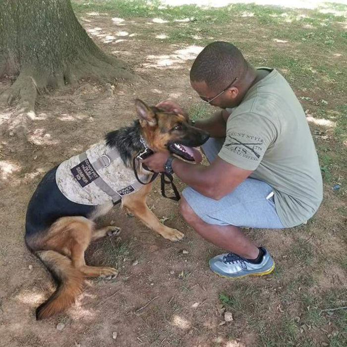 Ветеран со своей собакой-компаньоном.