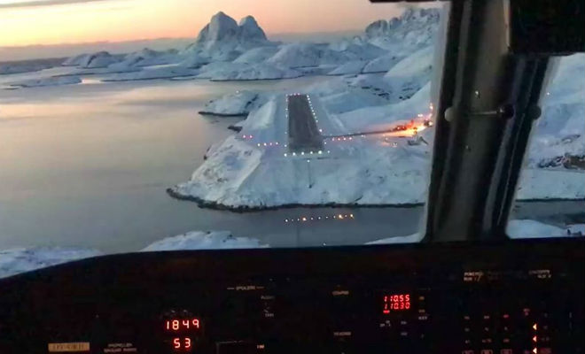 Пилот снял на видео момент посадки во льдах Гренландии