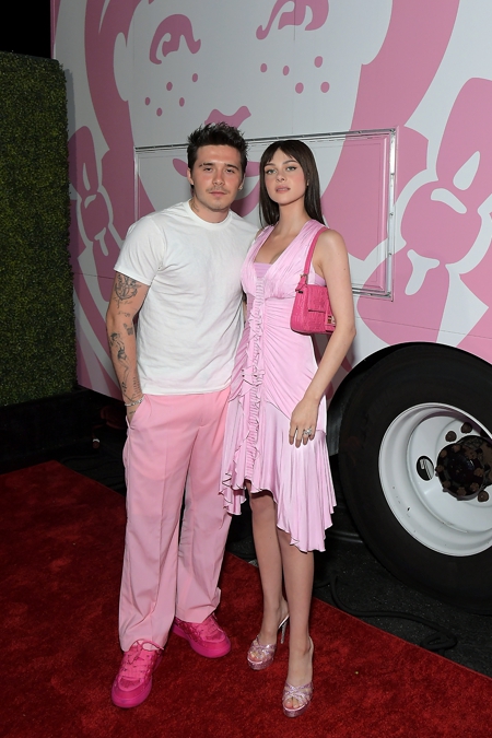 Бруклин Бекхэм и Никола Пельтц посетили мероприятие в честь нового мороженого Wendy's Звездные пары