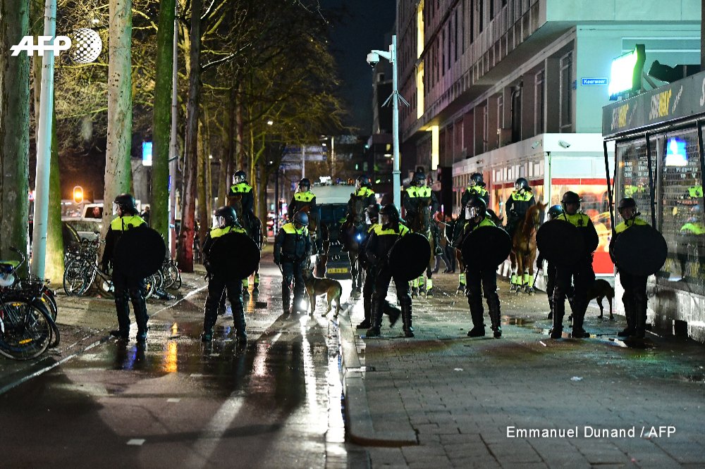 Полиция Нидерландов разгоняла митингующих в Роттердаме водометами