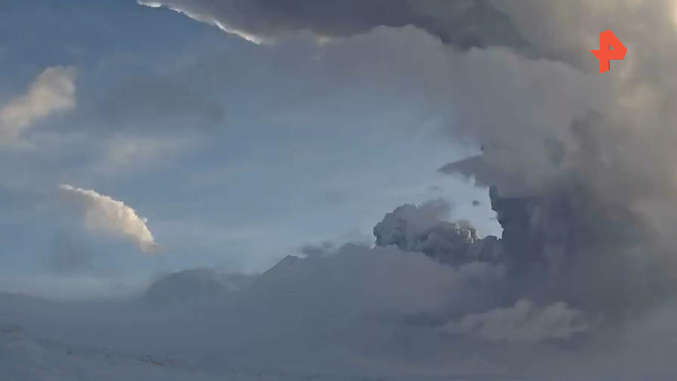 Два поселка на Камчатке накрыло пеплом из-за извержения вулкана