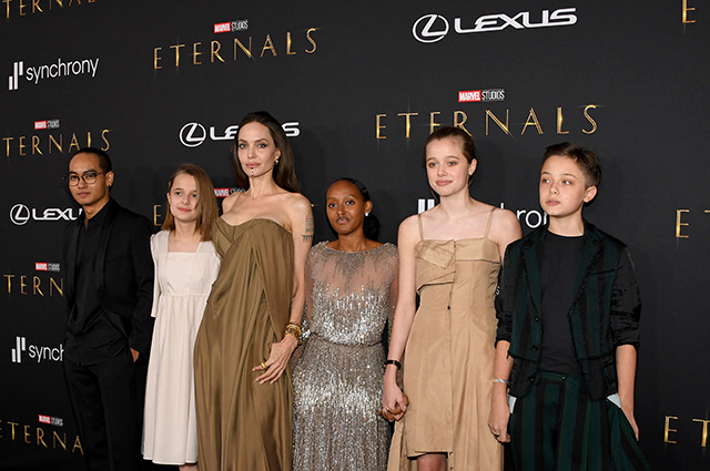 Дочь Анджелины Джоли Захара повторила модный образ своей мамы с премии 