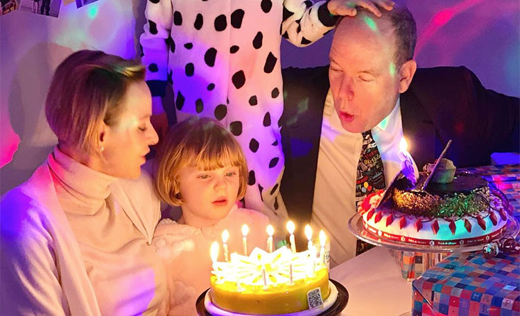 Торт со свечками, встреча с животными и "крещение" лодки: князь Альбер и княгиня Шарлен рассказали, как отметили 6-летие детей