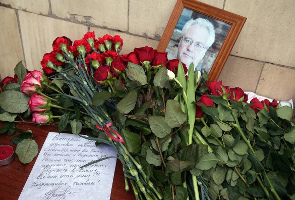 Цветы у главного входа в здание МИД РФ. Фото: Дмитрий Серебряков/ТАСС