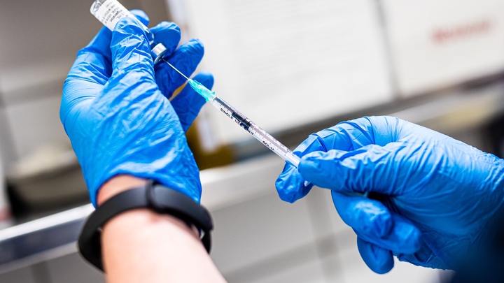 "МЕЧТА" ГЛАВЫ PFIZER ВОЗМУТИЛА ОСКАРА КУЧЕРУ: "ВЫ ТОЖЕ ЭТО СЛЫШИТЕ?!"