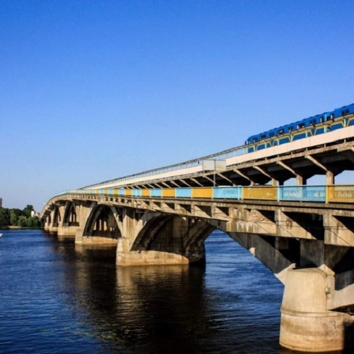 В Киеве стал осыпаться мост Метро - фото