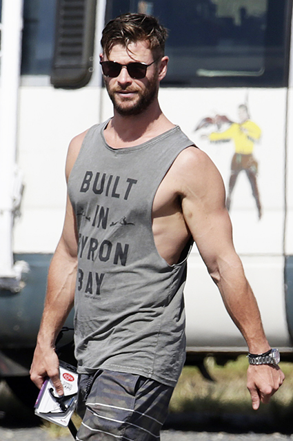 Крис Хемсворт и Эльза Патаки гуляют босиком в Байрон-Бее Крис Хемсворт и Эльза Патаки гуляют босиком в Байрон-Бее звездные пары