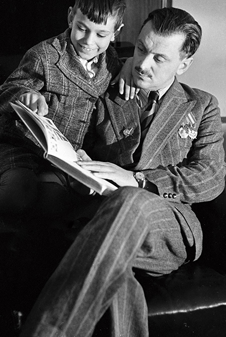 Андрей Кончаловский с отцом Сергеем Михалковым