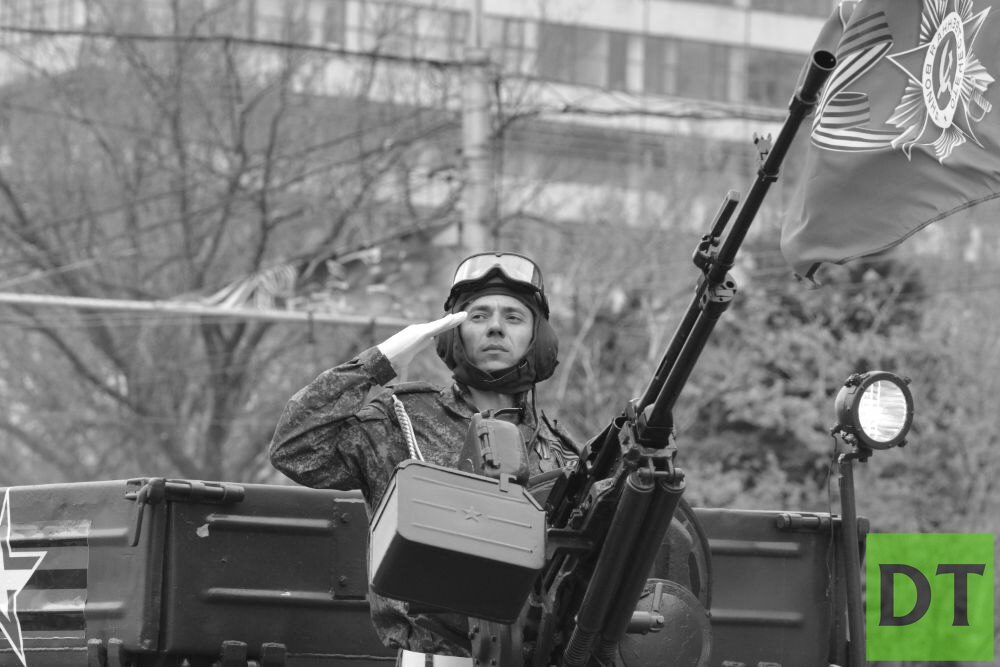 По центру Донецка проехала новая боевая техника и прошли колонны «Бессмертного полка»