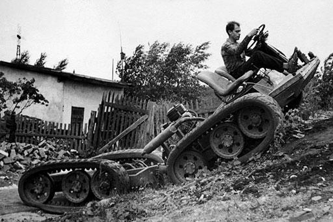 Модель НАМИ С-3 1954 год Модель НАМИ С-3 предназначалась для офицерского состава действующей армии. По задумке конструкторов, машина должна была не только уверенно чувствовать себя в грязи и на снегу, но и бесшумно двигаться по дорогам общего пользования. Вездеход умел развивать крейсерскую скорость до 60 км/ч. Но снежная целина оказалась для модели непреодолимым препятствием: машина буксовала и проваливалась.