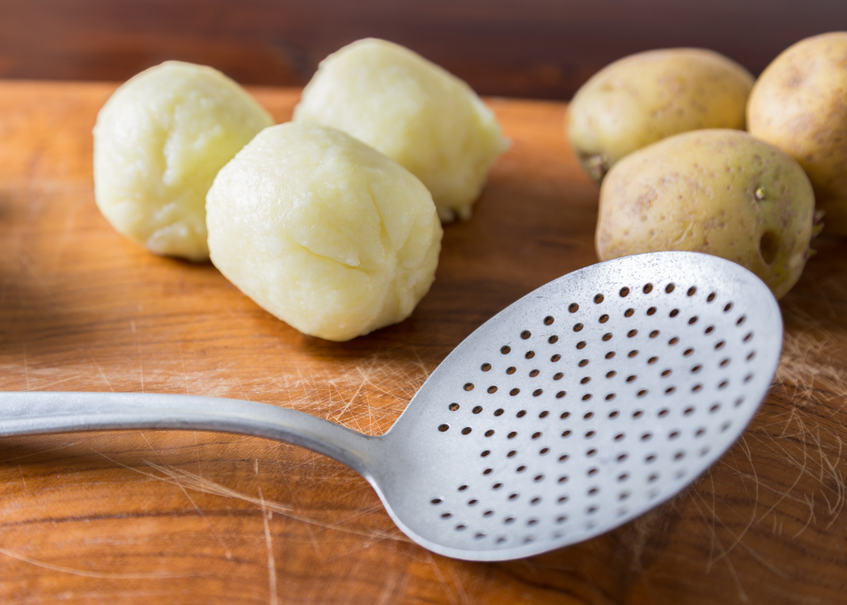 Еще одно вкусное и сытное блюдо из картофеля: простой рецепт картофель, галушки, блюдо, и добавьте, можно, Добавьте, очистите, и порежьте, картофельное, кусочков, ветчину, картофельные, Приготовьте, кубиком, Обжарьте, руками5, минуты4, Когда, сварится, слейте