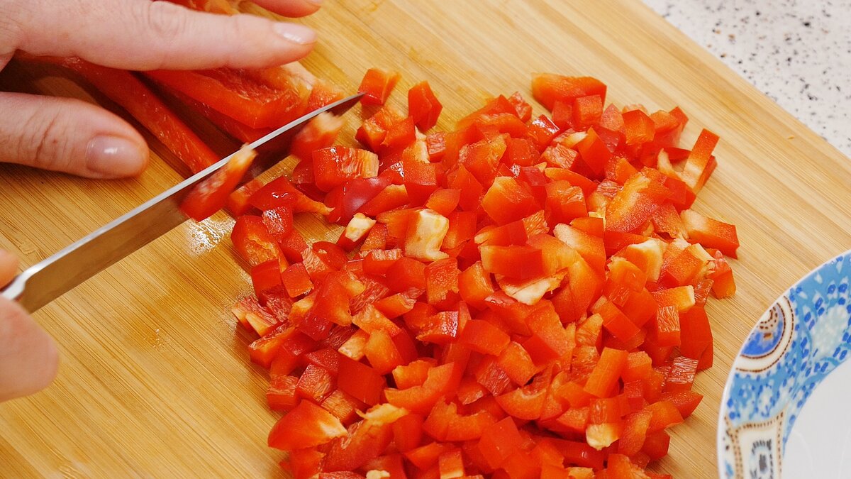 Один большой или средний болгарский перец нарезаем мелкими кубиками и складываем отдельно от лука и моркови. 4-6 зубчиков чеснока натираем на мелкой тёрке.
