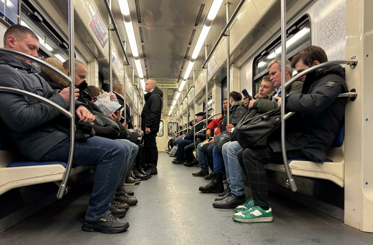 Двое вандалов разрисовали вагон поезда метро в Москве