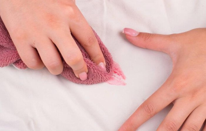 Как отстирать губную помаду с одежды, ковров и мебельной обивки
