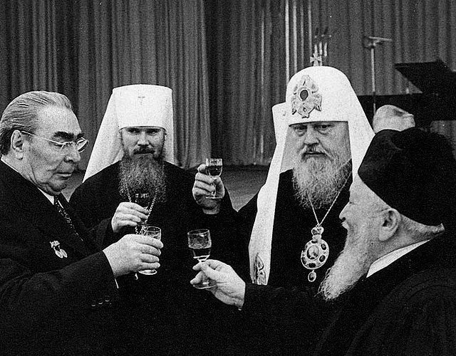 Брежнев в компании патриарха Пимена, будущего патриарха Алексия II и главного раввина Я.Фишмана на приеме в Кремле по поводу 60-й годовщины Великой Октябрьской Социалистической Революции. СССР. 1977 г. история, люди, фото