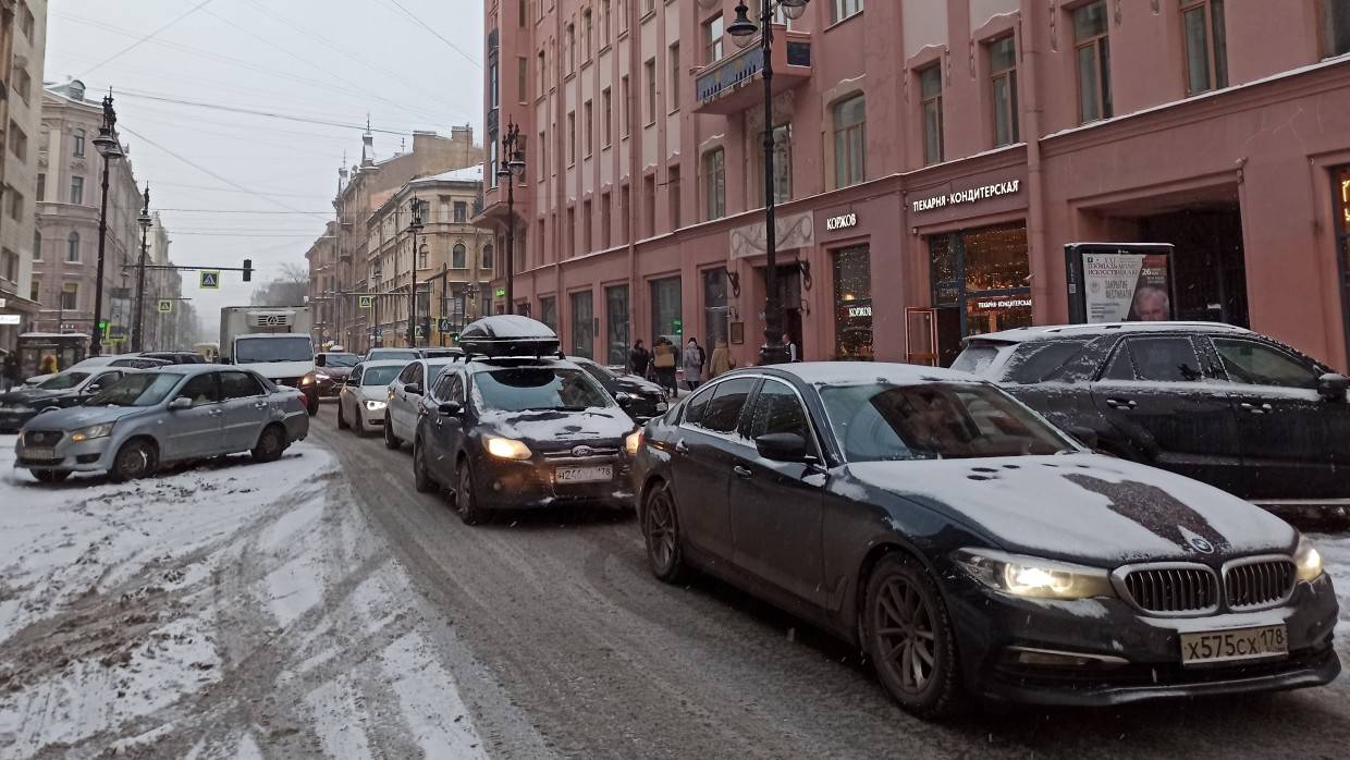 Очередной снегопад стал причиной восьмибалльных пробок на дорогах Петербурга