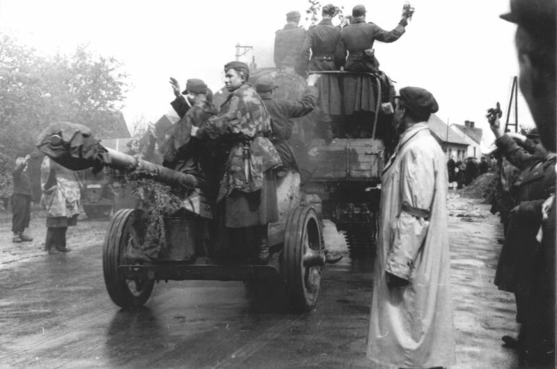 Поведение власовцев в Праге в мае 1945 года вообще, по моему мнению, заслуживает отдельной статьи. Которую я когда-нибудь напишу. А сейчас коротко: власовцы (уже перешедшие от РККА к немцам), предали уже немцев, повоевали с ними, потом кинули уже чешских повстанцев и пошли сдаваться в плен к американцам.