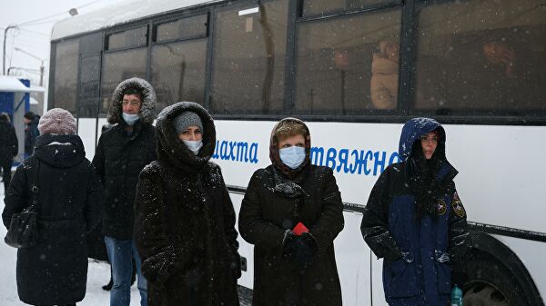 Родственники шахтеров стоят возле шахты Листвяжная в городе Белово, где произошло задымление