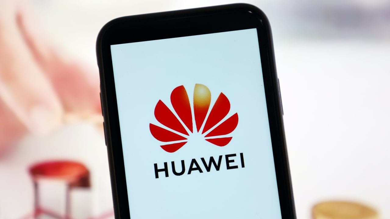 Компания Huawei начала закрывать свои официальные торговые точки в России Экономика