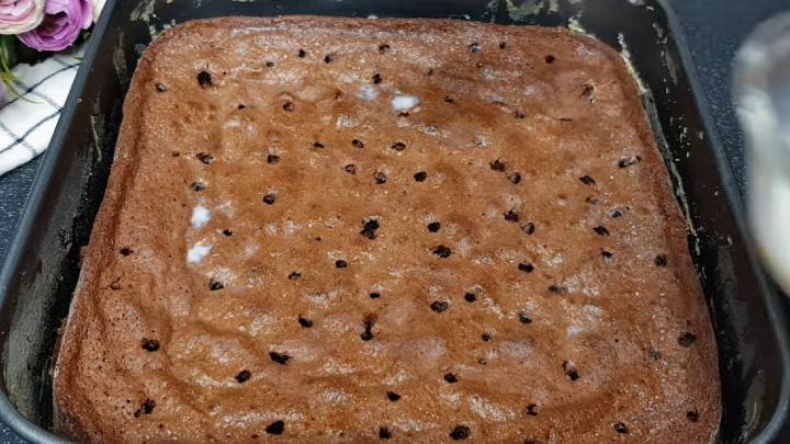 Семья выстраивается в очередь с тарелками за шоколадным десертом. Знаменитый турецкий торт сливочное, какао, глазурь, Отправьте, тесто, добавьте, сухой, варите, глубокую, приготовьте, перемешайтеОтдельно, масло, горячую, огняВведите, градусов, выпекайте, снимите, секунд, закипания, минут