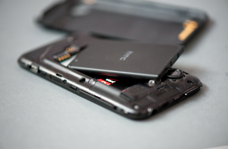 Почему мы больше не увидим съемные аккумуляторы в смартфонах