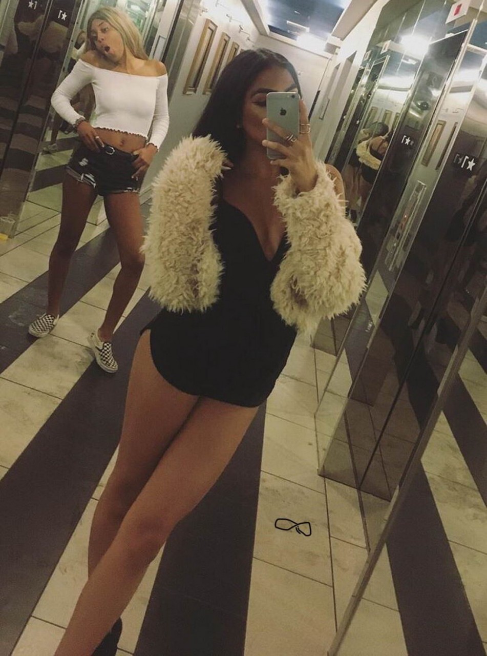 Девушки в обтягивающих платьях Девушки в обтягивающих платьях позитив