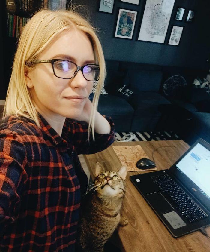 Люди вынуждены работать дома из-за карантина и вот как питомцы им помогают 