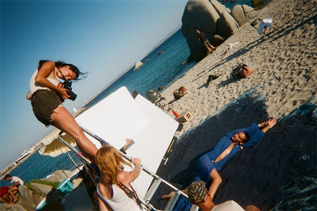 Продлила лето: Белла Хадид поделилась фото со съемок для Versace у моря Новости моды