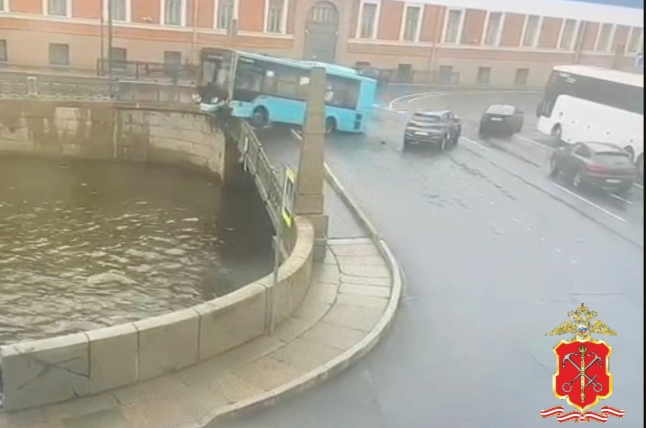 Момент падения лазурного автобуса с пассажирами в реку с Поцелуева моста попал на видео