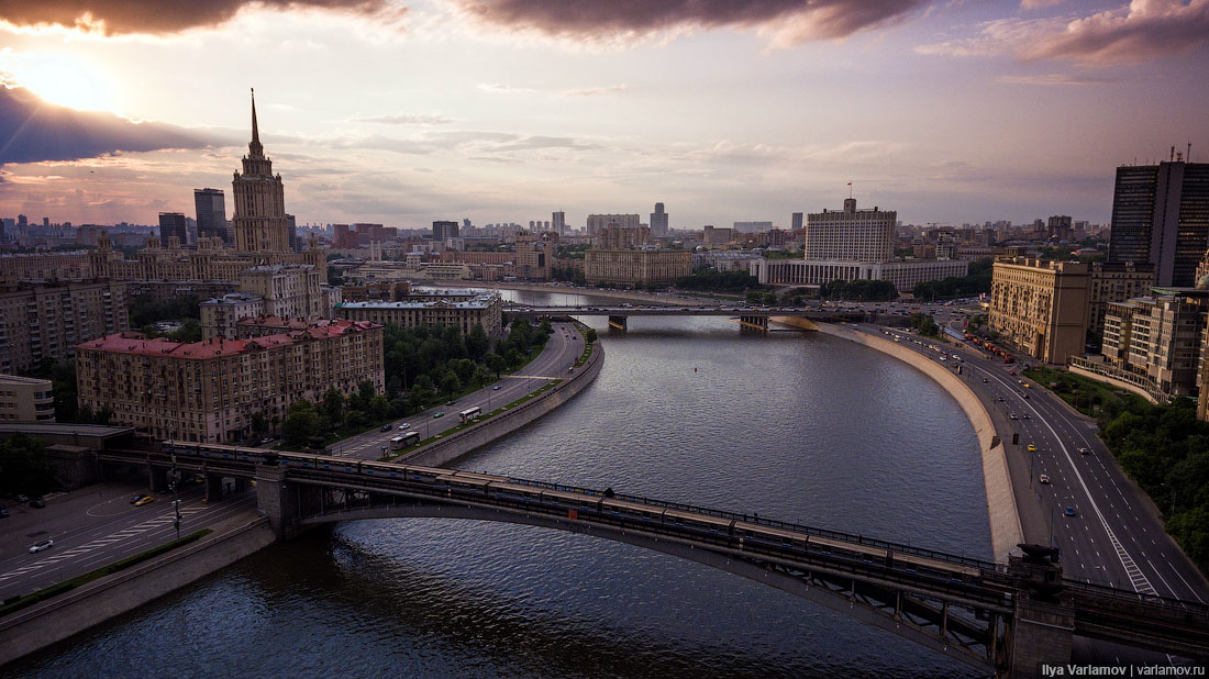 Москва над уровнем. Фрунзенская набережная с высоты птичьего полета. Вид на Москву реку серый фон. Полет в Москву. Обои Москва с высоты днем.