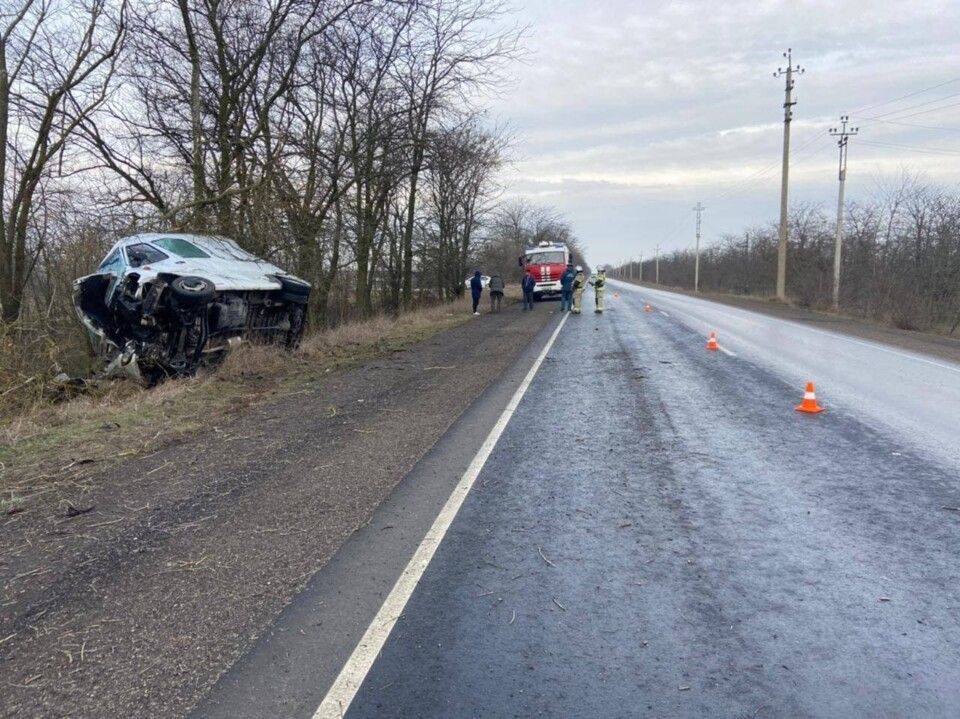 Под Джанкоем микроавтобус врезался в дерево: 1 человек погиб, 5 пострадали