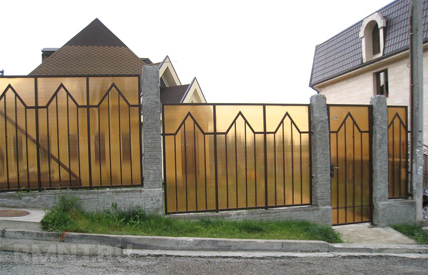 Забор из поликарбоната: ограждение участка своими руками