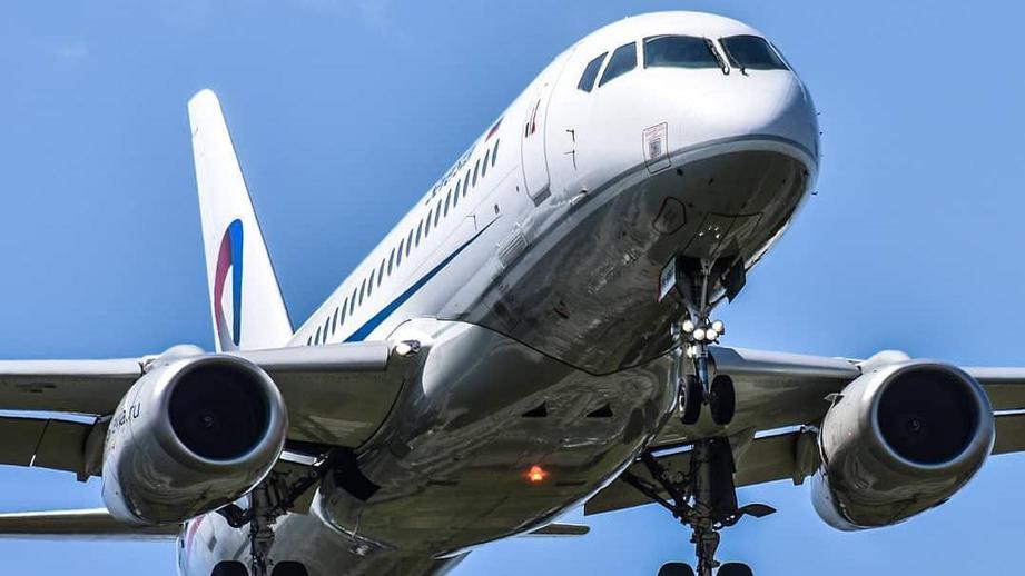 Самолет набережные челны. Суперджет 500. Авиакомпания победа Superjet. 960 Superjet. Самолёт Москва Набережные Челны.