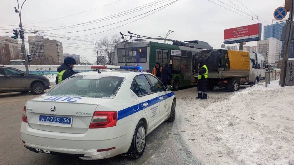 Пассажир троллейбуса получил ранения в ДТП с «газелью» в Новосибирске