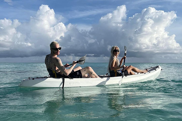 "Пляж для двоих": Ким Кардашьян отдыхает с Питом Дэвидсоном и делится фото