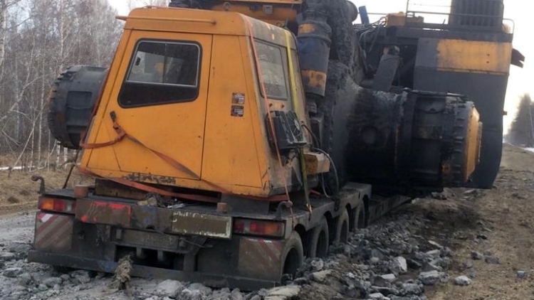 Груженый спецтехникой автовоз застрял в асфальте под Новосибирском
