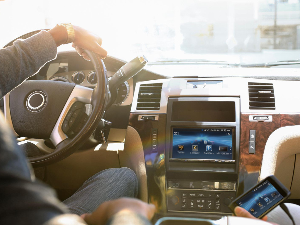 Названы самые опасные для прослушивания в машине песни