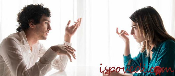 парень переписывается с другой