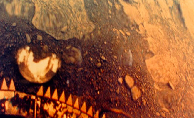 Первые реальные снимки Венеры и звук с поверхности: в 1982 году зонд передал увиденное за минуты и отключился поверхности, несколько, Венеры, плотность, аппарат, впервые, планете, управления, передала, зафиксировала, Камера, пейзажа, венерианского, изображение, Землю, октября, «Венера13», только, далекой, послал