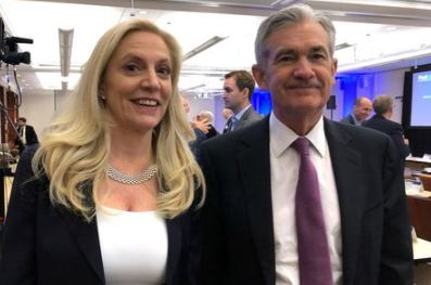 Federal Reserve Chairman Jerome Powell poses for photos with Fed Governor Lael Brainard (L) at the Federal Reserve Bank of Chicago, in Chicago, Illinois, U.S., June 4, 2019. REUTERS/Ann Saphir