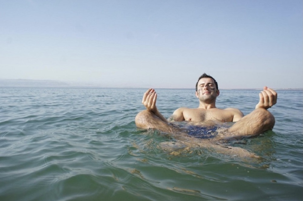 Мертвое море люди. Мертвое море купание. Оз Мертвое море. Зачем купаться