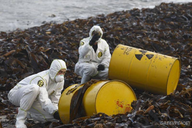 Самый опасный отход. Загрязнение мирового океана радиоактивными веществами. Радиоактивные отходы. Загрязнение радиоактивными отходами. Токсические отходы.