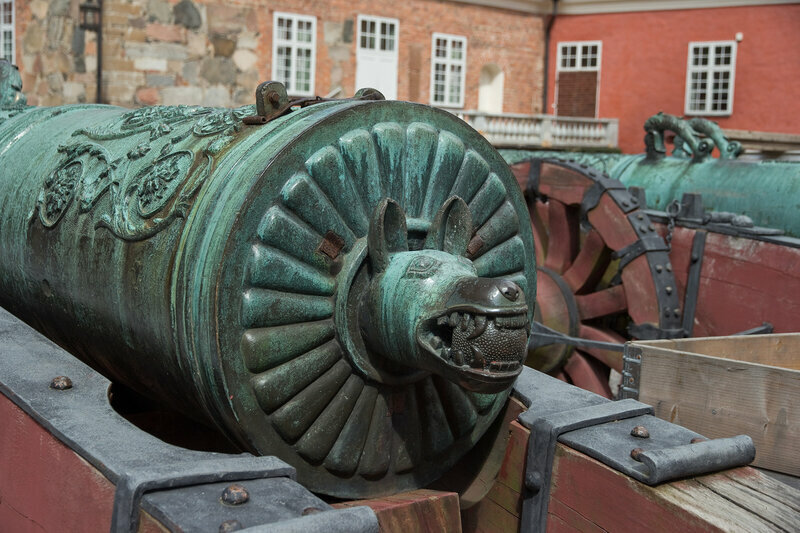 Пушки «Волк» Андрея Чохова. Замок Грипсхольм, Швеция. Картинка из открытого источника.