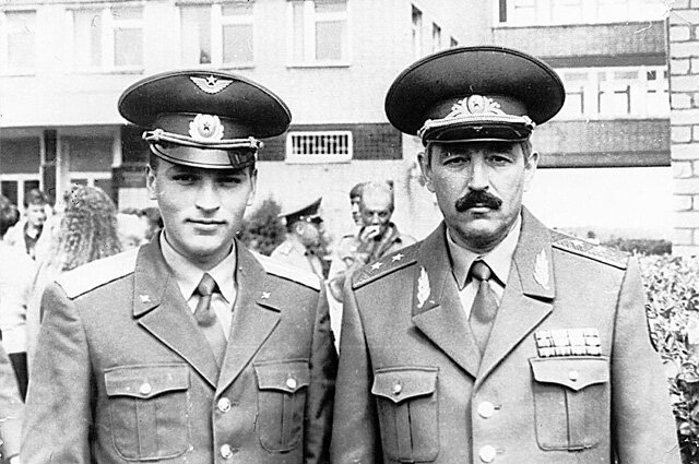 Олег Шпак с отцом после вручения лейтенантских погон