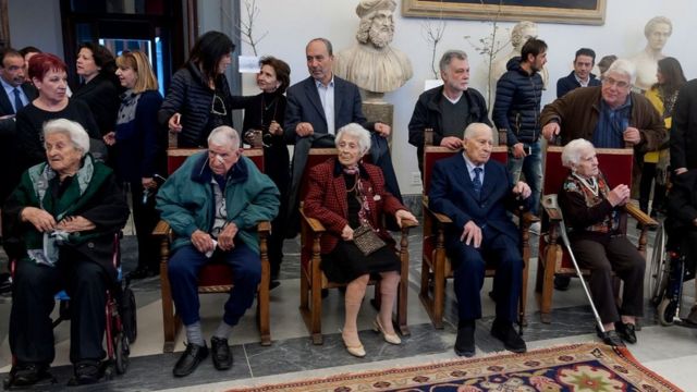 Итальянцы, которым исполнилось 100 лет, в ожидании встречи с мэром Рима