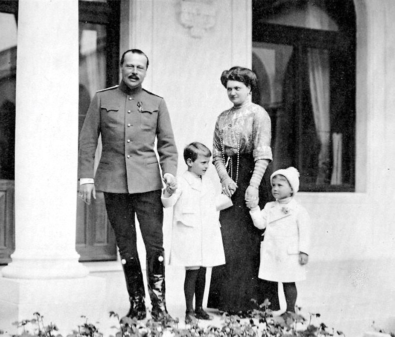 Герцог Эрнст Людвиг со второй женой Элеонорой и сыновьями в Царском Селе, 1912 год