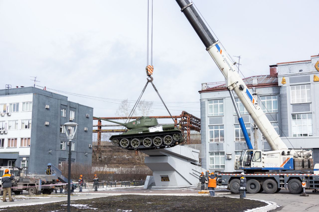 Танк Т-34 сняли с постамента в Новокузнецке, чтобы подготовить к параду