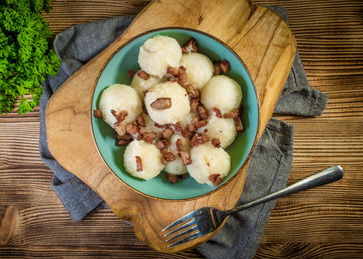 Еще одно вкусное и сытное блюдо из картофеля: простой рецепт картофель, галушки, блюдо, и добавьте, можно, Добавьте, очистите, и порежьте, картофельное, кусочков, ветчину, картофельные, Приготовьте, кубиком, Обжарьте, руками5, минуты4, Когда, сварится, слейте