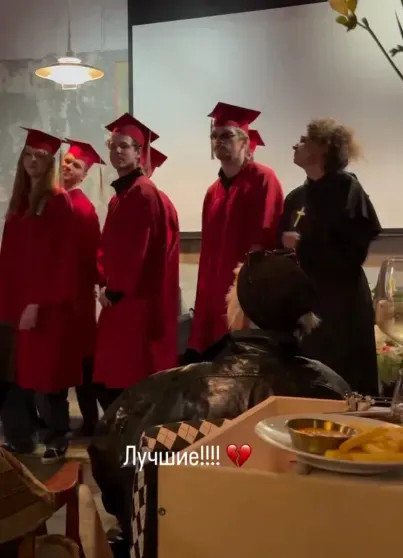 Мать в образе священника и трендовый торт: как Аглая Тарасова отметила день рождения с Ксенией Раппопорт, Юрием Колокольниковым, сестрой Софией и Антоном Филипенко Раппопорт, Ксения, Белякин, Аглая, София, Тарасовой, Тарасова, друзьями, Колокольников, Колокольникова, родила, рождения, актёр, ТарасоваДмитрий, отношениях, актрисы, Чайкина, Филипенко, Анастасия, вместе